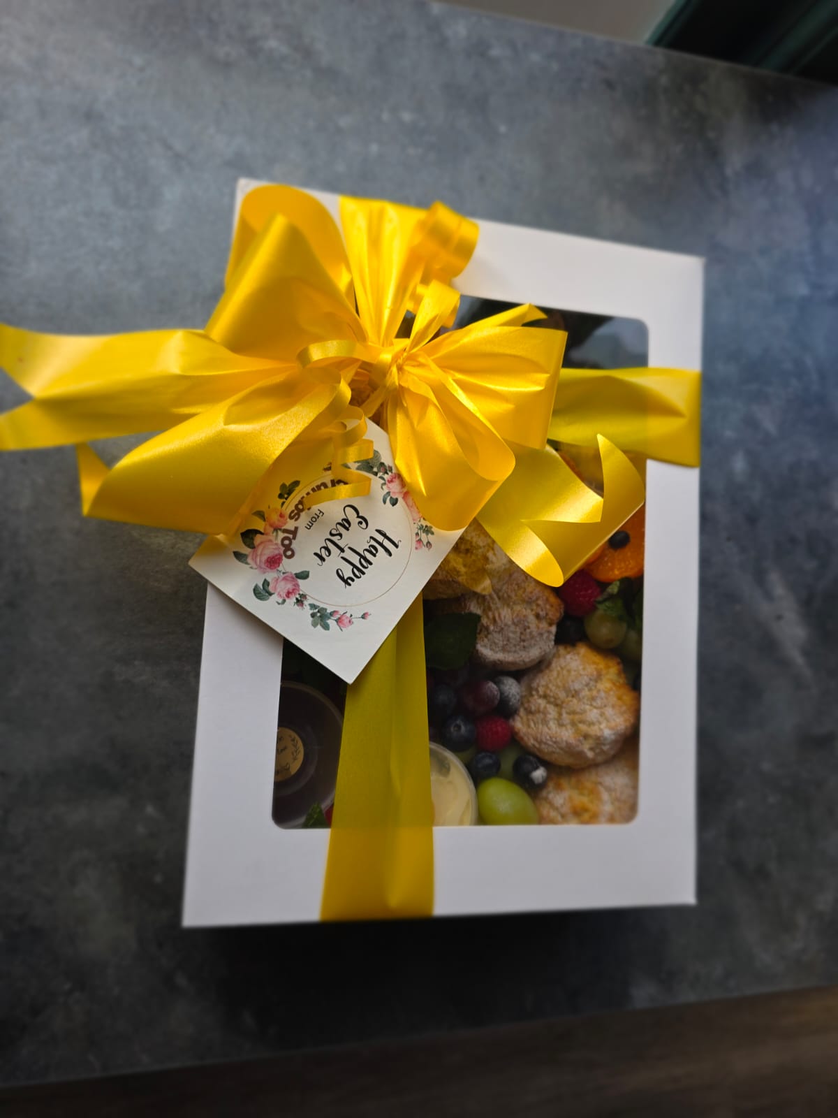 Gift box with Easter cookies